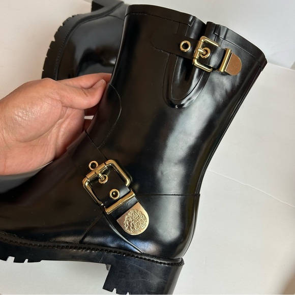NWOT Vince Camuto Women’s 8m Black Rubber Boots Mid Calf Gold Hardware - Picture 7 of 12